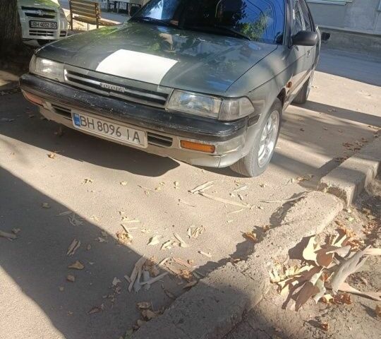 Серый Тойота Карина, объемом двигателя 2 л и пробегом 320 тыс. км за 954 $, фото 1 на Automoto.ua