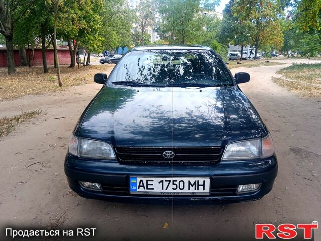 Зелений Тойота Каріна, об'ємом двигуна 1.6 л та пробігом 400 тис. км за 2000 $, фото 1 на Automoto.ua