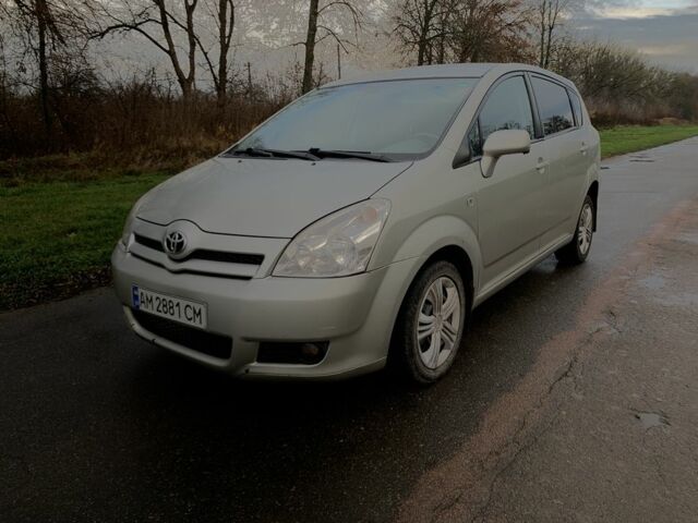 Серый Тойота Королла Версо, объемом двигателя 2 л и пробегом 243 тыс. км за 4800 $, фото 1 на Automoto.ua