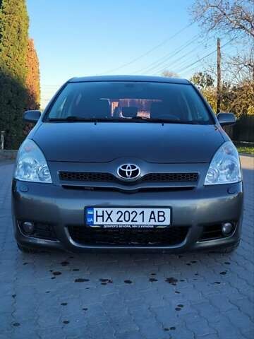 Серый Тойота Королла Версо, объемом двигателя 2 л и пробегом 313 тыс. км за 5700 $, фото 1 на Automoto.ua