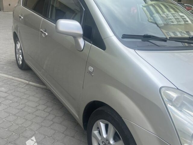 Серый Тойота Королла Версо, объемом двигателя 2 л и пробегом 287 тыс. км за 5750 $, фото 1 на Automoto.ua