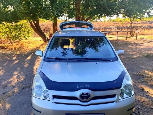 Серый Тойота Королла Версо, объемом двигателя 1.8 л и пробегом 243 тыс. км за 7500 $, фото 1 на Automoto.ua