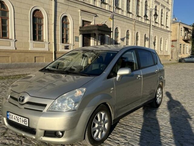 Серый Тойота Королла Версо, объемом двигателя 2 л и пробегом 305 тыс. км за 6500 $, фото 1 на Automoto.ua
