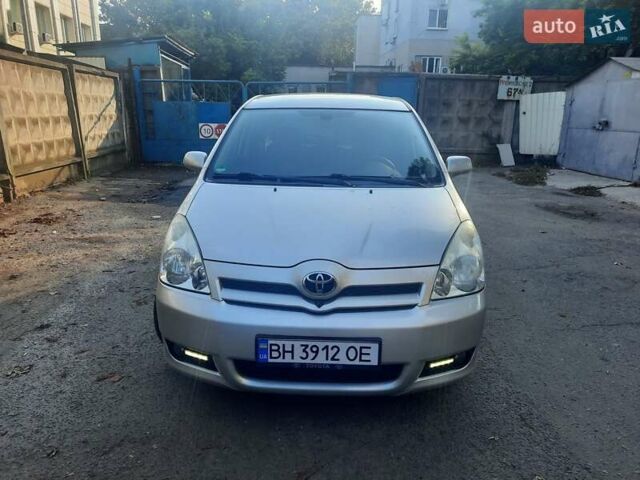 Серый Тойота Королла Версо, объемом двигателя 2.2 л и пробегом 230 тыс. км за 7200 $, фото 1 на Automoto.ua