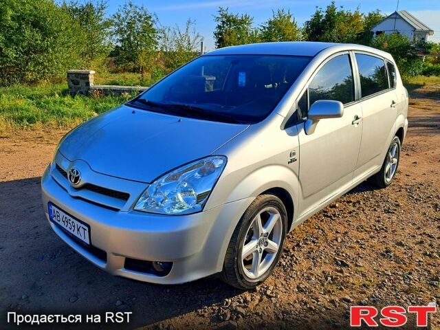 Серый Тойота Королла Версо, объемом двигателя 2.2 л и пробегом 183 тыс. км за 6500 $, фото 1 на Automoto.ua