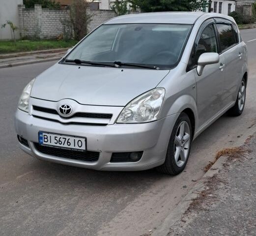 Серый Тойота Королла Версо, объемом двигателя 2.2 л и пробегом 480 тыс. км за 5500 $, фото 1 на Automoto.ua