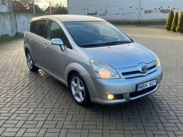 Серый Тойота Королла Версо, объемом двигателя 2.2 л и пробегом 329 тыс. км за 3500 $, фото 1 на Automoto.ua