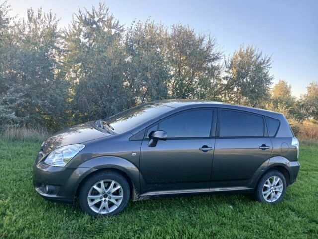 Серый Тойота Королла Версо, объемом двигателя 2.2 л и пробегом 279 тыс. км за 7000 $, фото 1 на Automoto.ua