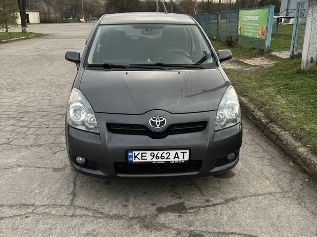 Серый Тойота Королла Версо, объемом двигателя 2.2 л и пробегом 300 тыс. км за 6500 $, фото 1 на Automoto.ua