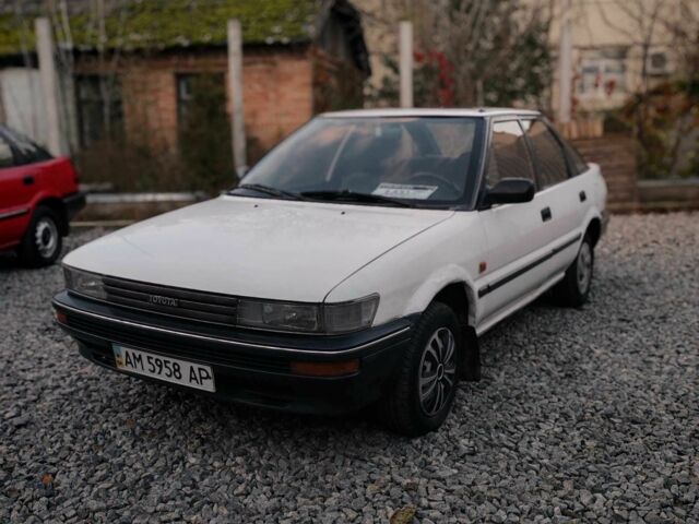 Белый Тойота Королла, объемом двигателя 1.3 л и пробегом 300 тыс. км за 1300 $, фото 1 на Automoto.ua