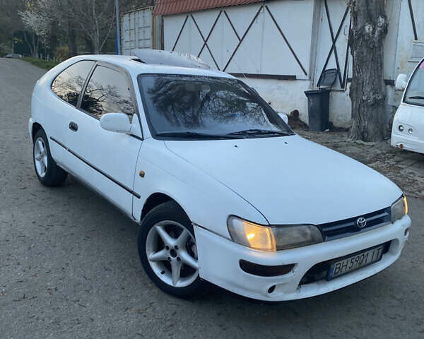 Белый Тойота Королла, объемом двигателя 1.3 л и пробегом 300 тыс. км за 1600 $, фото 1 на Automoto.ua