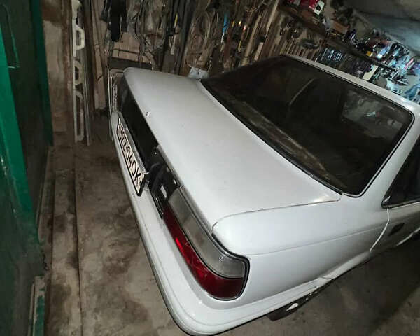 Белый Тойота Королла, объемом двигателя 0 л и пробегом 300 тыс. км за 300 $, фото 1 на Automoto.ua