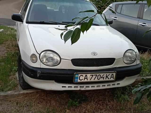 Белый Тойота Королла, объемом двигателя 1.3 л и пробегом 350 тыс. км за 1200 $, фото 1 на Automoto.ua