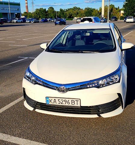 Тойота Королла 2017 в Киеве на Automoto.ua Белый Тойота Королла, объемом двигателя 1.6 л и пробегом 220 тыс. км за 11900 $, фото 1 на Automoto.ua