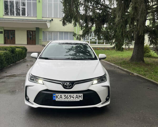 Белый Тойота Королла, объемом двигателя 1.6 л и пробегом 143 тыс. км за 14000 $, фото 1 на Automoto.ua