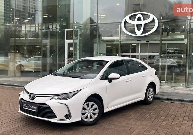 Тойота Королла 2021 у Києві на Automoto.ua Білий Тойота Королла, об'ємом двигуна 1.6 л та пробігом 113 тис. км за 18268 $, фото 1 на Automoto.ua