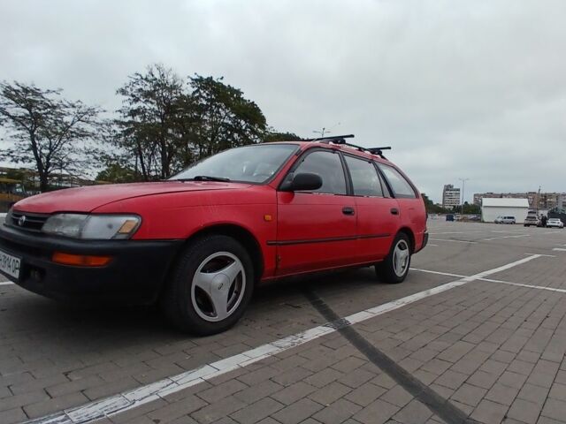 Красный Тойота Королла, объемом двигателя 1.3 л и пробегом 379 тыс. км за 1800 $, фото 1 на Automoto.ua