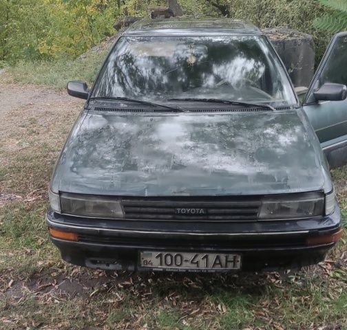 Зеленый Тойота Королла, объемом двигателя 1.3 л и пробегом 200 тыс. км за 400 $, фото 1 на Automoto.ua