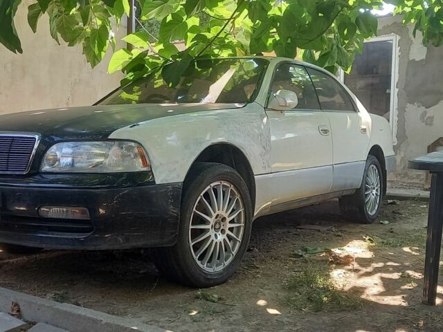 Белый Тойота Краун, объемом двигателя 2.5 л и пробегом 200 тыс. км за 3000 $, фото 1 на Automoto.ua