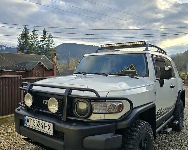 Белый Тойота ФЖ Крузер, объемом двигателя 3.96 л и пробегом 316 тыс. км за 22500 $, фото 1 на Automoto.ua