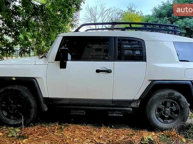 Белый Тойота ФЖ Крузер, объемом двигателя 3.96 л и пробегом 140 тыс. км за 21000 $, фото 1 на Automoto.ua