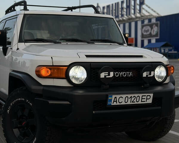 Белый Тойота ФЖ Крузер, объемом двигателя 3.96 л и пробегом 191 тыс. км за 24000 $, фото 1 на Automoto.ua