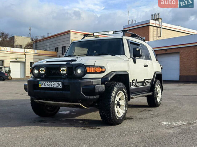 Белый Тойота ФЖ Крузер, объемом двигателя 4 л и пробегом 240 тыс. км за 18500 $, фото 1 на Automoto.ua