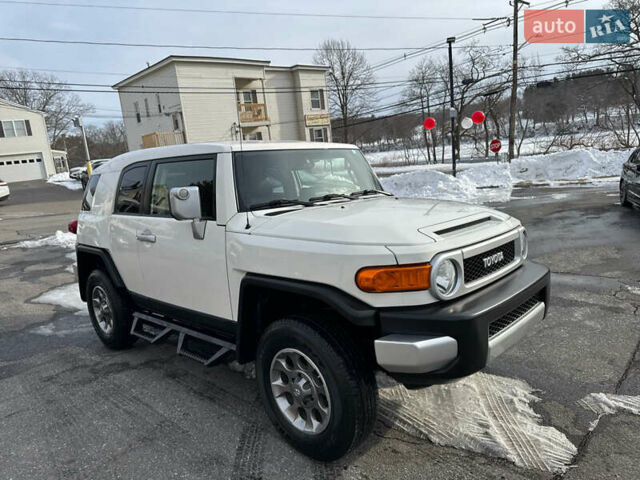 Белый Тойота ФЖ Крузер, объемом двигателя 4 л и пробегом 129 тыс. км за 11300 $, фото 1 на Automoto.ua
