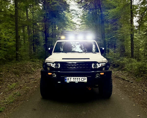 Бежевый Тойота ФЖ Крузер, объемом двигателя 4 л и пробегом 265 тыс. км за 20000 $, фото 1 на Automoto.ua