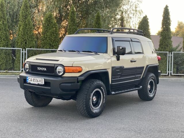 Бежевий Тойота ФЖ Крузер, об'ємом двигуна 4 л та пробігом 219 тис. км за 27000 $, фото 1 на Automoto.ua