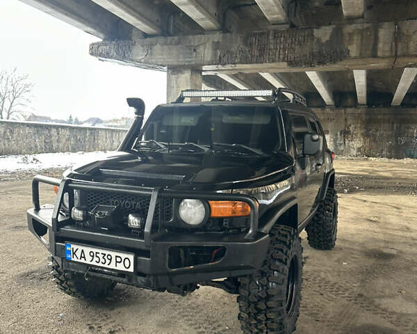 Черный Тойота ФЖ Крузер, объемом двигателя 4 л и пробегом 140 тыс. км за 19000 $, фото 1 на Automoto.ua