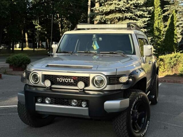 Серый Тойота ФЖ Крузер, объемом двигателя 4 л и пробегом 296 тыс. км за 24900 $, фото 1 на Automoto.ua