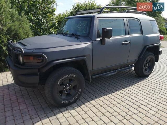 Серый Тойота ФЖ Крузер, объемом двигателя 3.96 л и пробегом 392 тыс. км за 21500 $, фото 1 на Automoto.ua