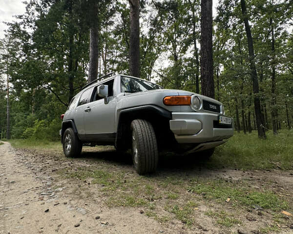 Серый Тойота ФЖ Крузер, объемом двигателя 3.96 л и пробегом 252 тыс. км за 18500 $, фото 1 на Automoto.ua