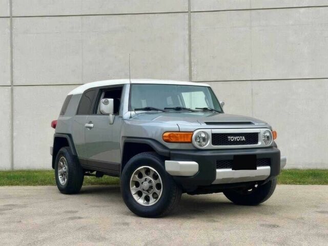 Серый Тойота ФЖ Крузер, объемом двигателя 4 л и пробегом 93 тыс. км за 8000 $, фото 1 на Automoto.ua