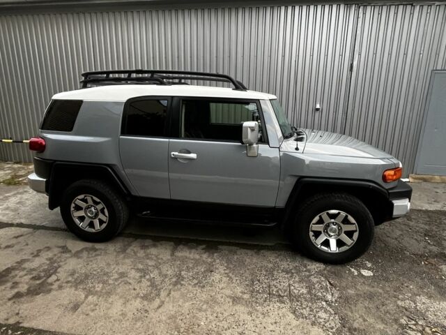 Серый Тойота ФЖ Крузер, объемом двигателя 4 л и пробегом 288 тыс. км за 36000 $, фото 1 на Automoto.ua