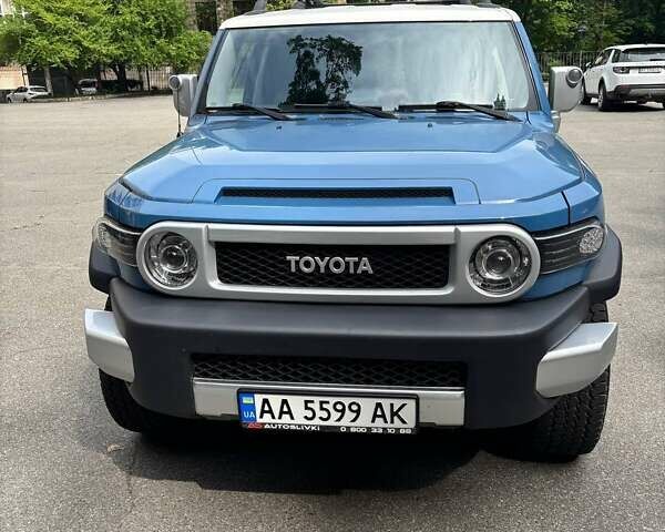 Синий Тойота ФЖ Крузер, объемом двигателя 4 л и пробегом 130 тыс. км за 32000 $, фото 1 на Automoto.ua