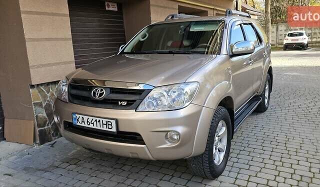 Тойота Фортунер 2006 в Надворной на Automoto.ua Бежевый Тойота Фортунер, объемом двигателя 4 л и пробегом 176 тыс. км за 9500 $, фото 1 на Automoto.ua