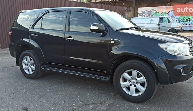 Черный Тойота Фортунер, объемом двигателя 2.7 л и пробегом 186 тыс. км за 15500 $, фото 1 на Automoto.ua