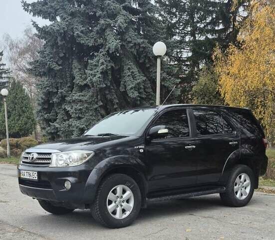 Черный Тойота Фортунер, объемом двигателя 2.7 л и пробегом 190 тыс. км за 15000 $, фото 1 на Automoto.ua