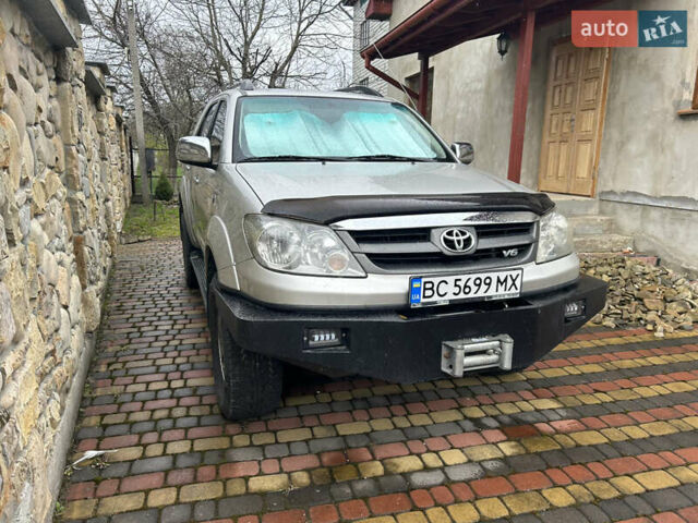Серый Тойота Фортунер, объемом двигателя 4 л и пробегом 122 тыс. км за 14991 $, фото 1 на Automoto.ua