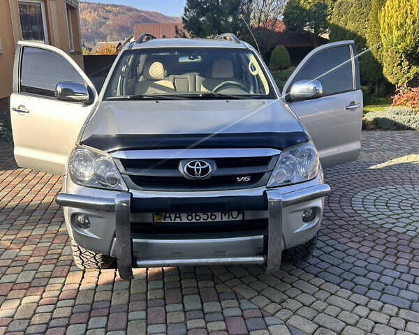 Серый Тойота Фортунер, объемом двигателя 3.96 л и пробегом 217 тыс. км за 14535 $, фото 1 на Automoto.ua