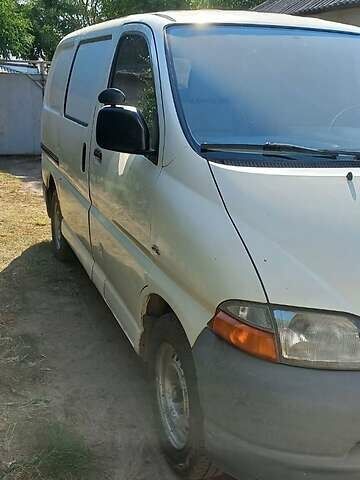 Білий Тойота Хіасє, об'ємом двигуна 2.5 л та пробігом 405 тис. км за 4650 $, фото 1 на Automoto.ua