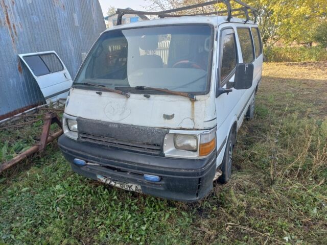 Білий Тойота Хіасє, об'ємом двигуна 2 л та пробігом 500 тис. км за 900 $, фото 1 на Automoto.ua