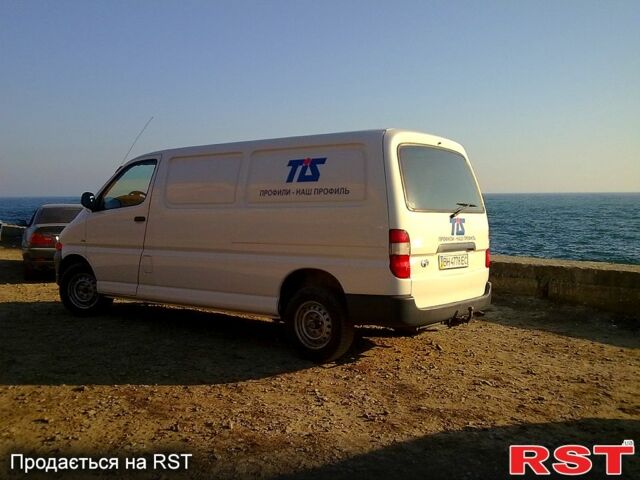 Белый Тойота Хиасе, объемом двигателя 2.5 л и пробегом 303 тыс. км за 6200 $, фото 1 на Automoto.ua