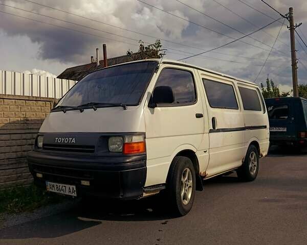 Белый Тойота Хиасе, объемом двигателя 2 л и пробегом 300 тыс. км за 2100 $, фото 1 на Automoto.ua