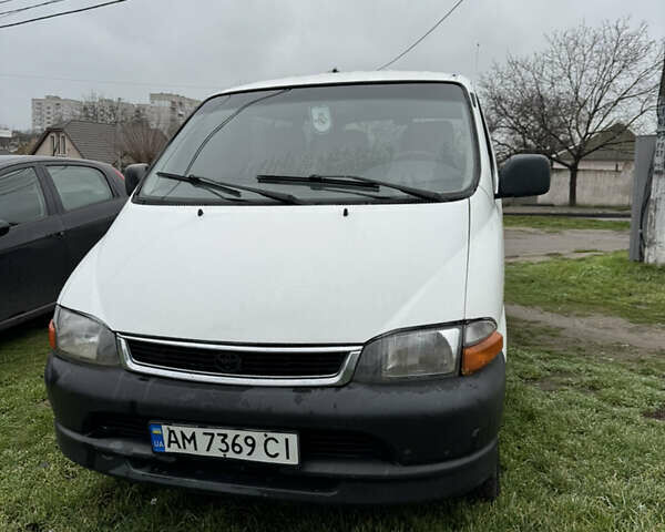 Белый Тойота Хиасе, объемом двигателя 2.45 л и пробегом 407 тыс. км за 4200 $, фото 1 на Automoto.ua