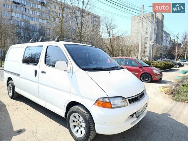 Білий Тойота Хіасє, об'ємом двигуна 2.4 л та пробігом 258 тис. км за 5800 $, фото 1 на Automoto.ua