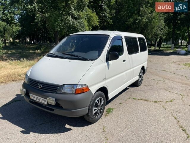 Белый Тойота Хиасе, объемом двигателя 2.5 л и пробегом 290 тыс. км за 5800 $, фото 1 на Automoto.ua