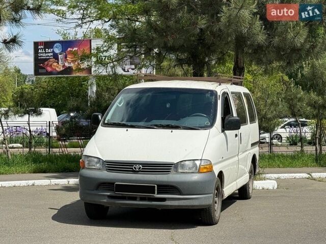 Белый Тойота Хиасе, объемом двигателя 2.5 л и пробегом 400 тыс. км за 4999 $, фото 1 на Automoto.ua
